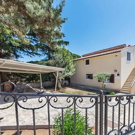 Appartement Nice In With Kitchen Pula