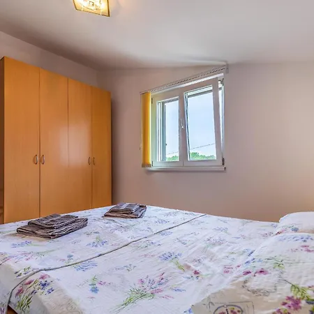 Apartman Nice In With Kitchen Póla