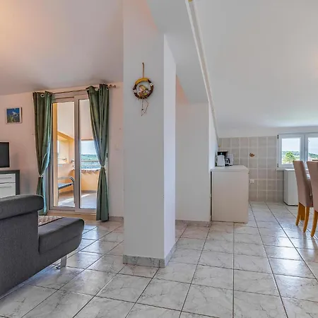 Appartement Nice In With Kitchen Pula